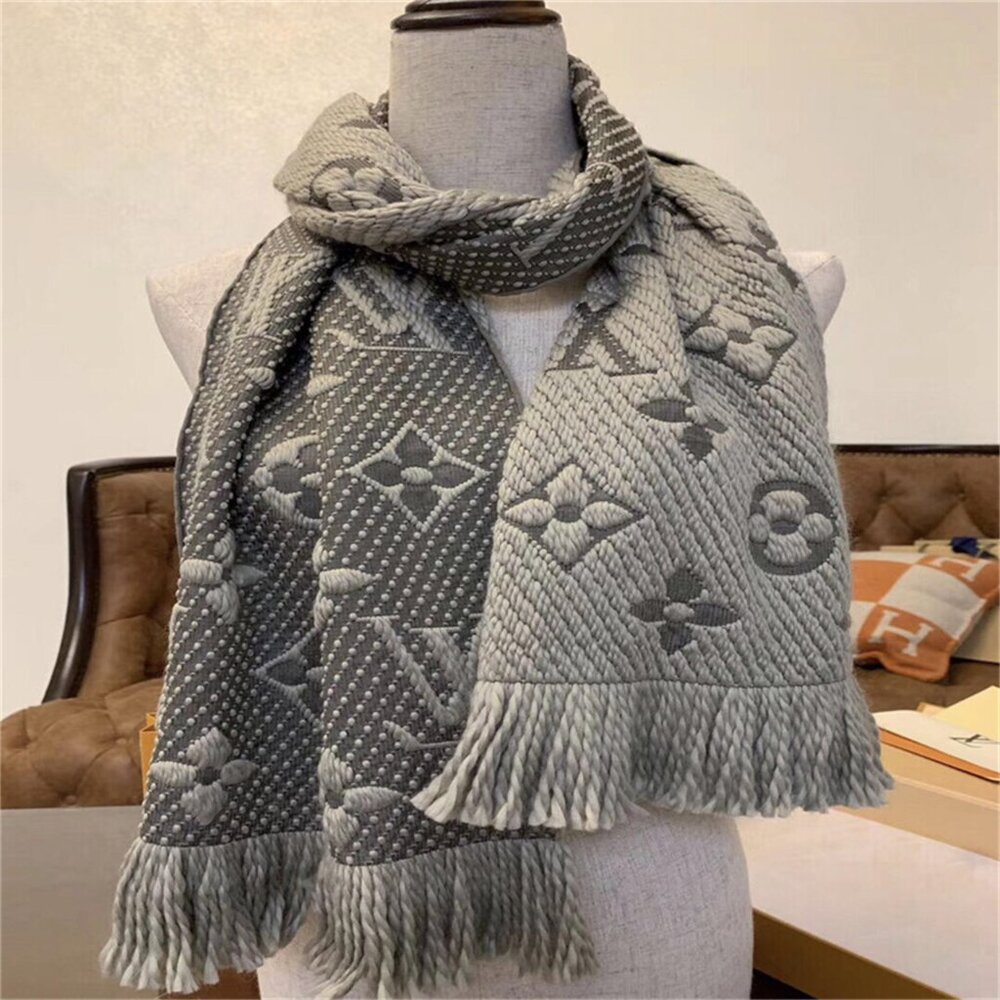 😛Louis Vuitton scarf with box😛